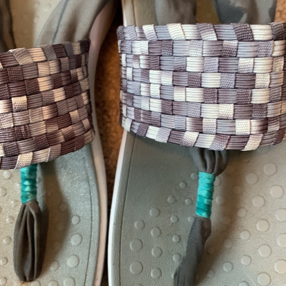 Womens Vionic t strap sandal woven band and yoga stretch - Picture 2 of 5